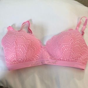 Victoria’s Secret lined no-wire bra
